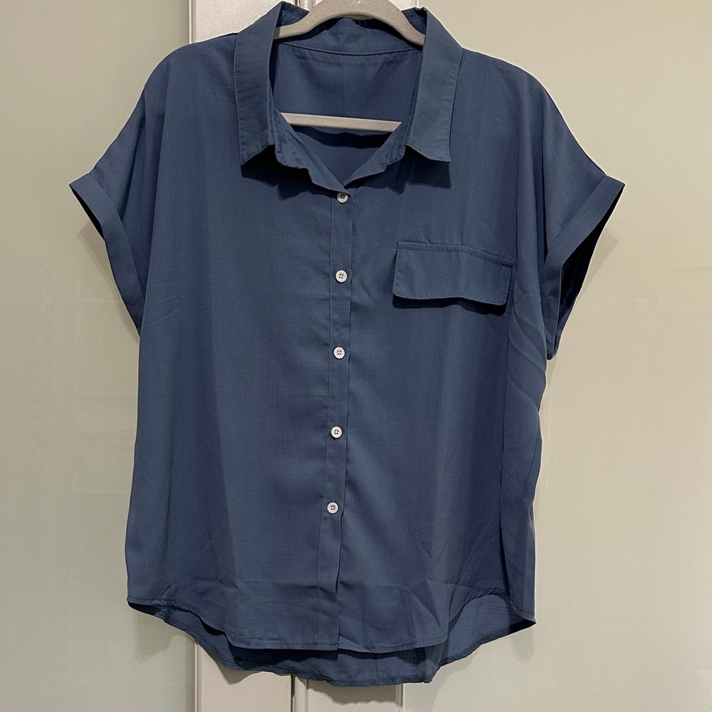 Two size 1X womens tops. One is NWT and one is NW/O tags - Picture 2 of 11